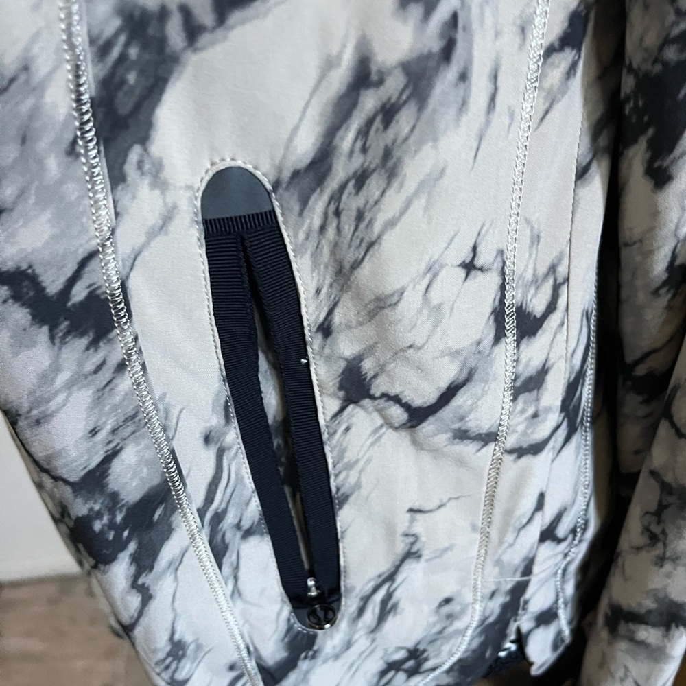 Lululemon windbreaker - Picture 2 of 9